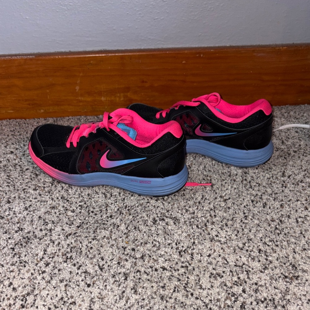 Nike Women's Black and Pink Athletic Shoes